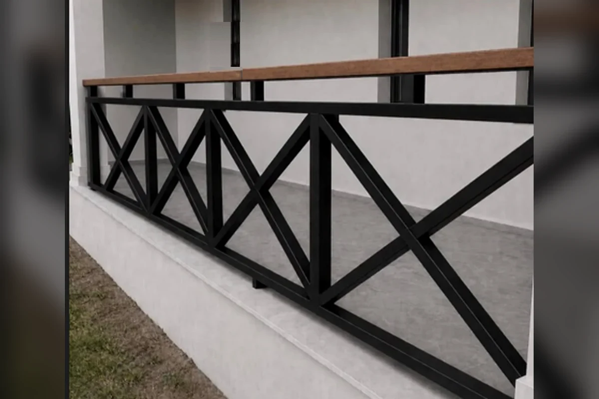 Siyah geometrik balkon korkuluğu modeli