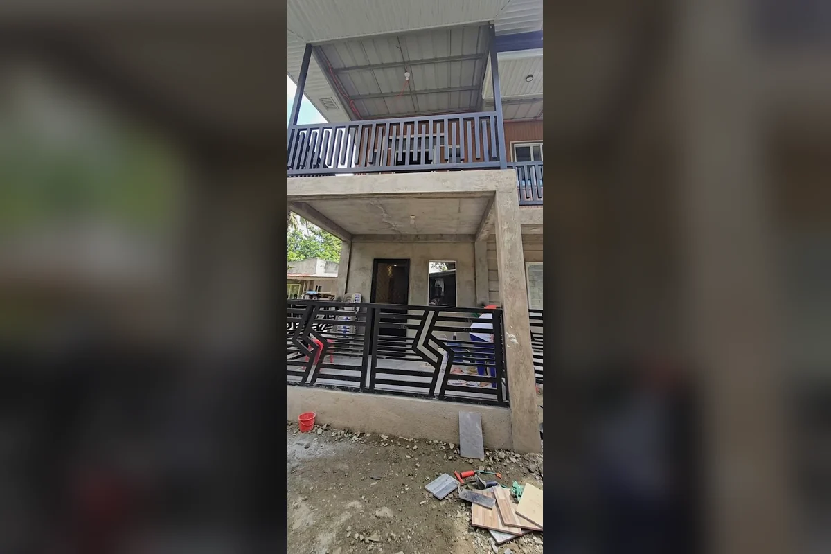 İki katlı yapıda siyah metal balkon ve bahçe korkulukları